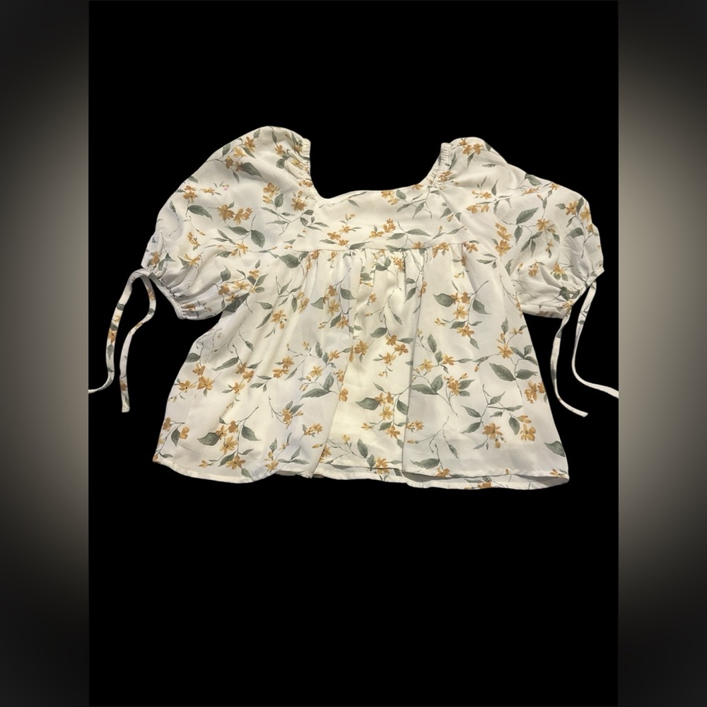 NWOT Chelsea & Violet Floral Puff Sleeve Blouse